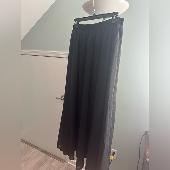 BLACK FLOWY MAXI SKIRT - Picture 2 of 5